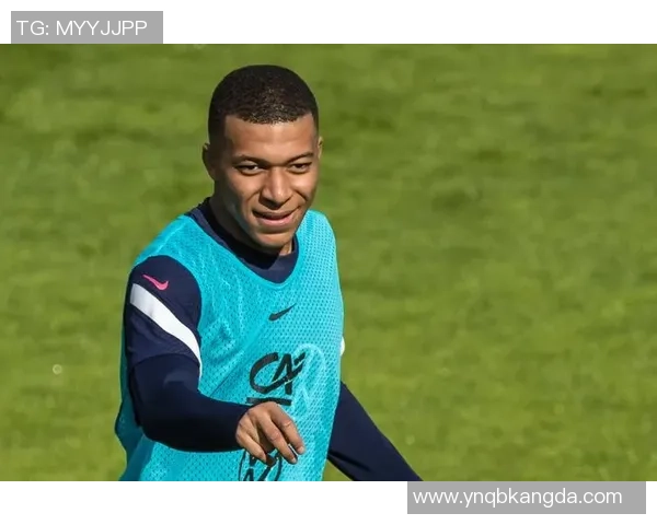 足球明星倾情代言ck内裤展现运动魅力与时尚风范