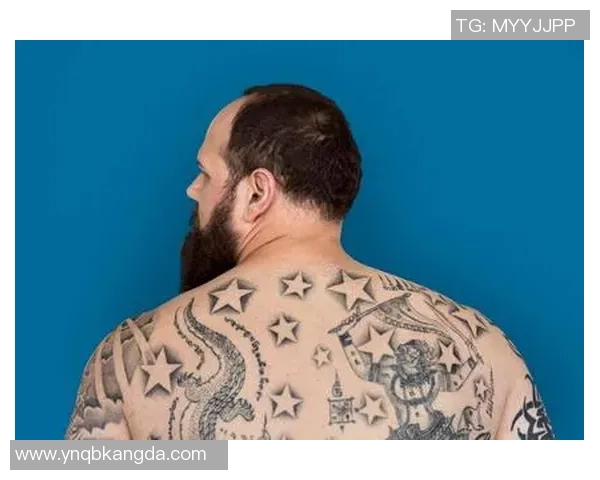 足球明星男生后背纹身的魅力与个性展示解析
