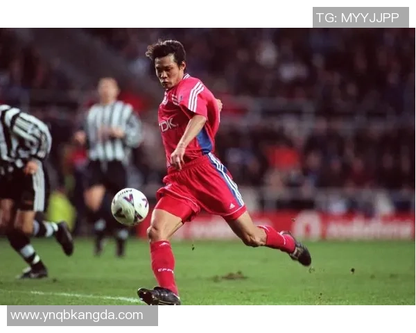 足球明星新发型大变身剪头发全过程视频分享引发球迷热议